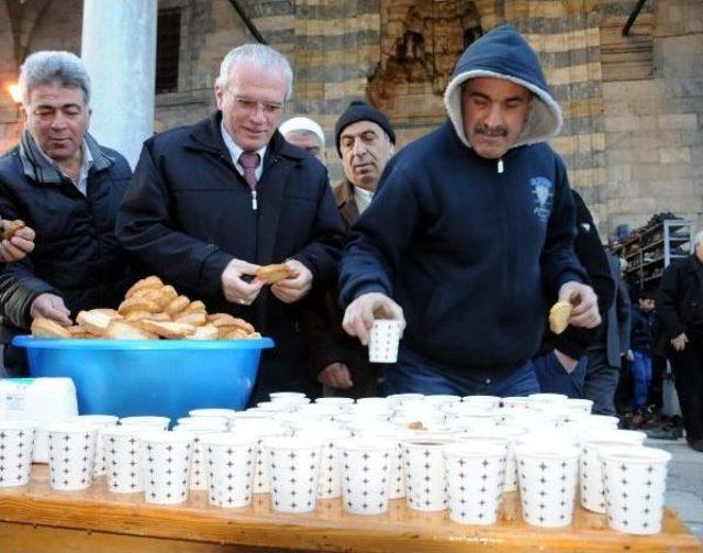 Namazdan Çıkanlara Üzüm Hoşafı Ve Ekmek Dağıtıldı