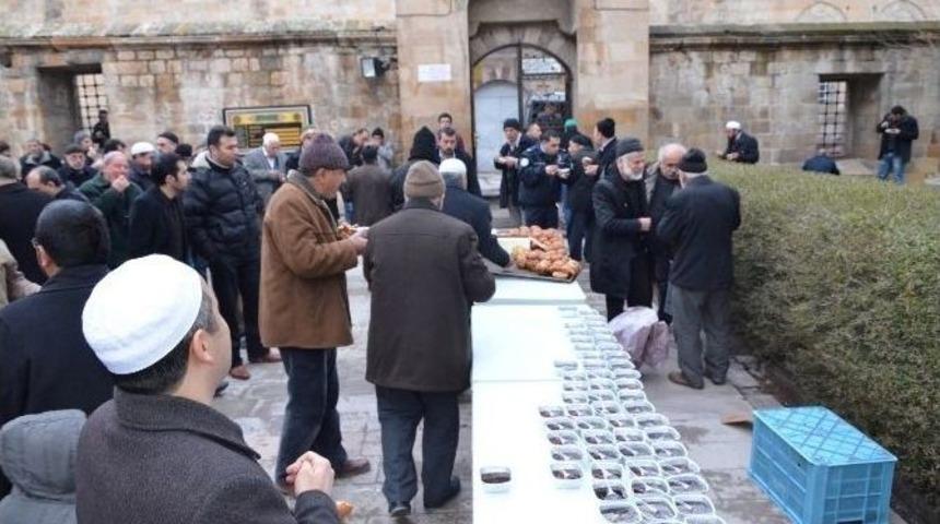 Nevşehir&rsquo;de Sabah Namazı Sonrası Vatandaşlara &lsquo;asker Tayını&rsquo; Dağıtıldı