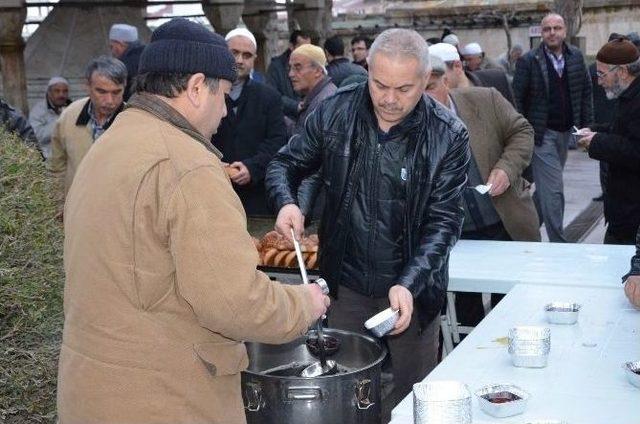 Nevşehir’de Sabah Namazı Sonrası Vatandaşlara ‘asker Tayını’ Dağıtıldı