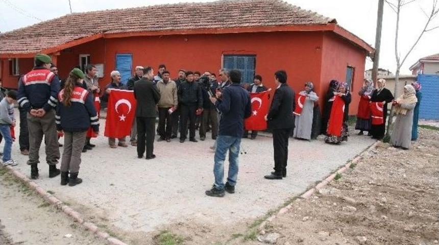 Kulu&rsquo;da Jandarma 3 Bin 837 Tane T&uuml;rk Bayrağı Dağıttı