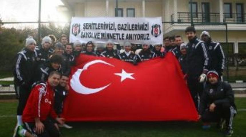Beşiktaşlı Futbolcular &Ccedil;anakkale Şehitlerini Andı