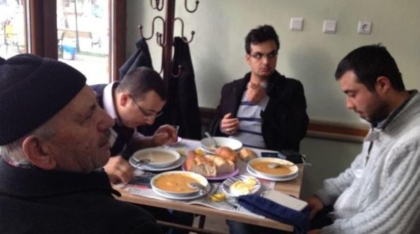 Şehitler İ&ccedil;in &Uuml;z&uuml;m Hoşafı Ve Buğday &Ccedil;orbası Yediler