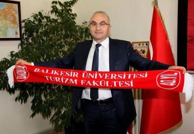 Mezun Olduğu Fakültenin Dekanlığını Yapıyor