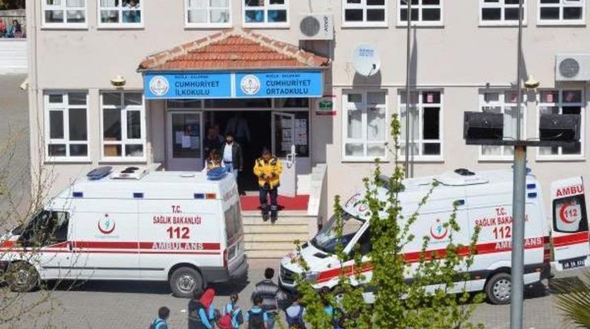 Sınıf Arkadaşını &Ccedil;akıyla Yaralayıp Kendi Bileklerini Kesti