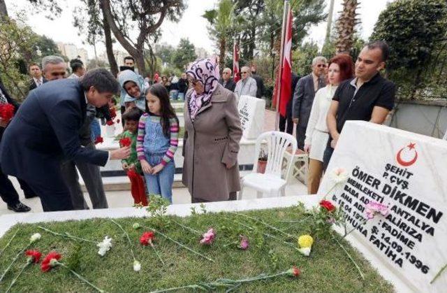 Şehidinin Mezar Taşına Sarılıp Ağladı