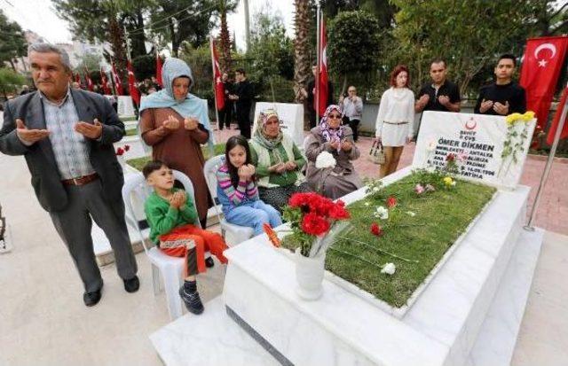 Şehidinin Mezar Taşına Sarılıp Ağladı