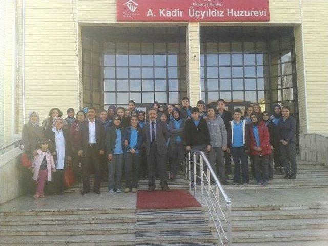 Öğrencilerden Huzurevi Sakinlerine Ziyaret