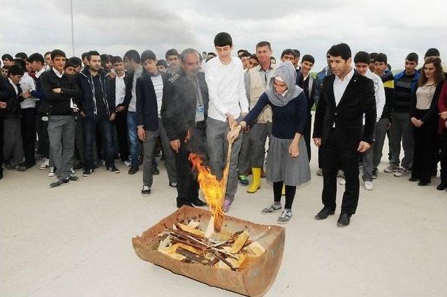 Öğrenci Ve Öğretmenler Nevruz Halayı Çekti