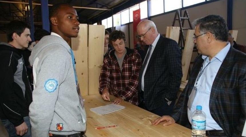 Ağa&ccedil; Ustaları H&uuml;nerlerini Sergiliyor