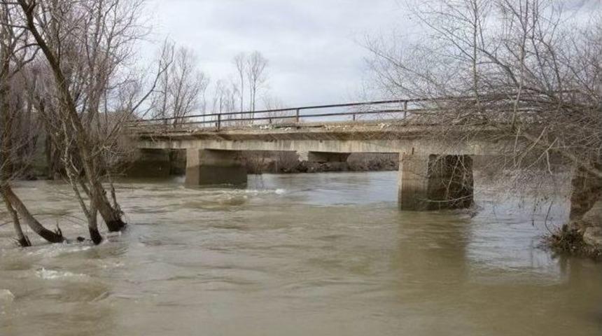 K&ouml;pr&uuml;n&uuml;n Ayağı U&ccedil;tu, Yol Ulaşıma Kapandı
