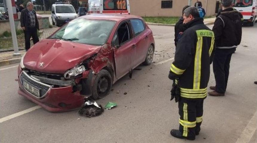 Otomobille Halk Otob&uuml;s&uuml; &Ccedil;arpıştı: 3 Yaralı