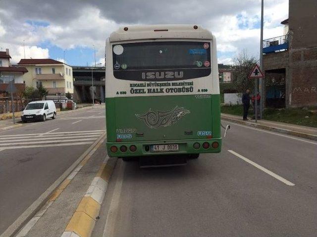 Otomobille Halk Otobüsü Çarpıştı: 3 Yaralı