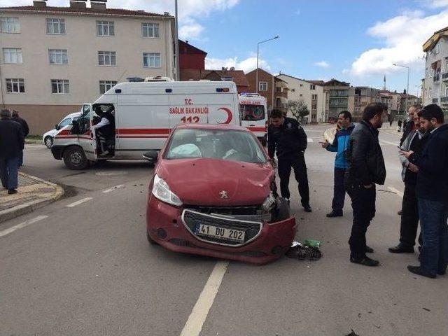 Otomobille Halk Otobüsü Çarpıştı: 3 Yaralı