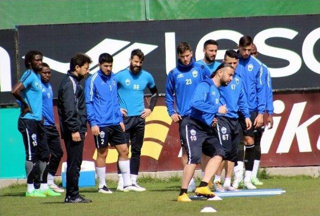 (özel Haber) Suat Altın İnşaat Kayseri Erciyesspor Antrenmana Saygı Duruşu İle Başladı