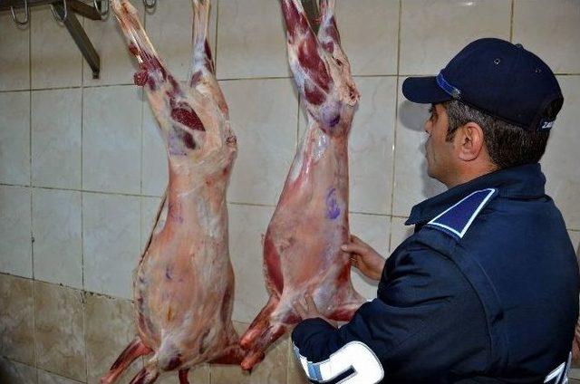 Zabıta Ekipleri M&uuml;h&uuml;rl&uuml; Olmayan Etlere El Koydu 1