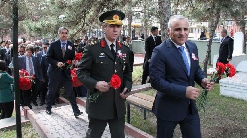 Şehitler İ&ccedil;in Dua Edilip, Karanfil Bırakıldı