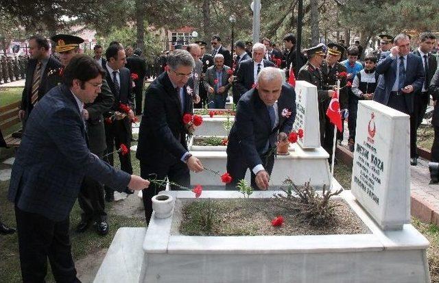 Şehitler İ&ccedil;in Dua Edilip, Karanfil Bırakıldı 1