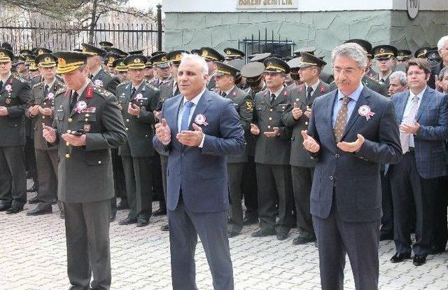 Şehitler İ&ccedil;in Dua Edilip, Karanfil Bırakıldı 2