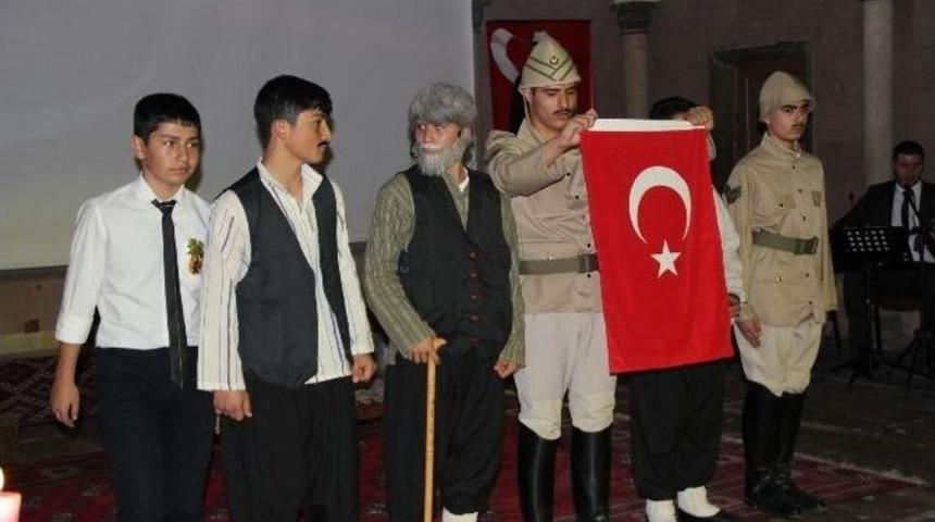 &Ccedil;anakkale Zaferi&rsquo;nin 100. Yılı Ve Şehitleri Anma G&uuml;n&uuml; T&ouml;renlerle Kutlandı