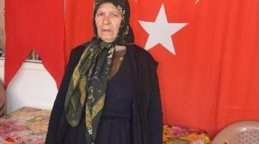 Şehit Annesi Karalara B&uuml;r&uuml;nd&uuml;