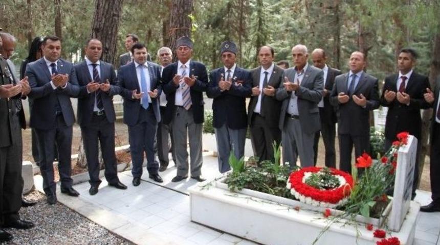 Başkan Y&uuml;cel, Şehit Mezarlığını Ziyaret Etti