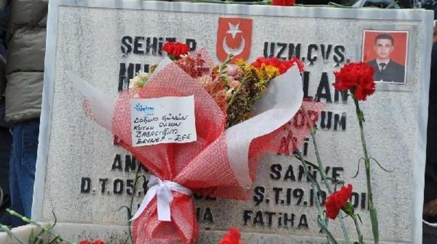 Şehit Mezarındaki Bir Buket &Ccedil;i&ccedil;ek Duygulandırdı