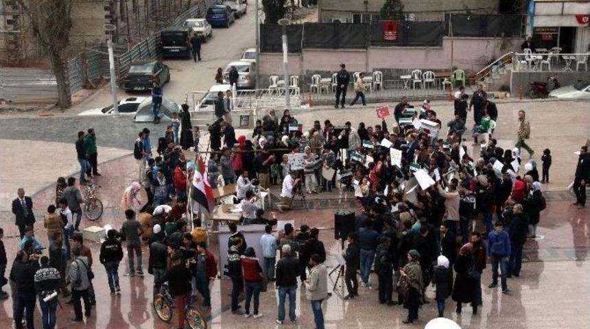 110 Bin Suriyeli&rsquo;nin Yaşadığı Kilis&rsquo;te 100 Kişi Esad&rsquo;ı Protesto Etti