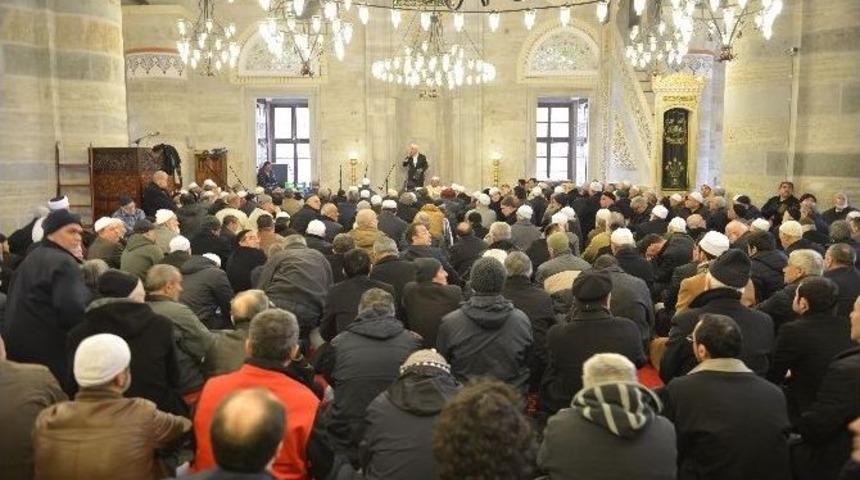 &Uuml;sk&uuml;dar&rsquo;da Dualar &Ccedil;anakkale İ&ccedil;in Y&uuml;kseldi