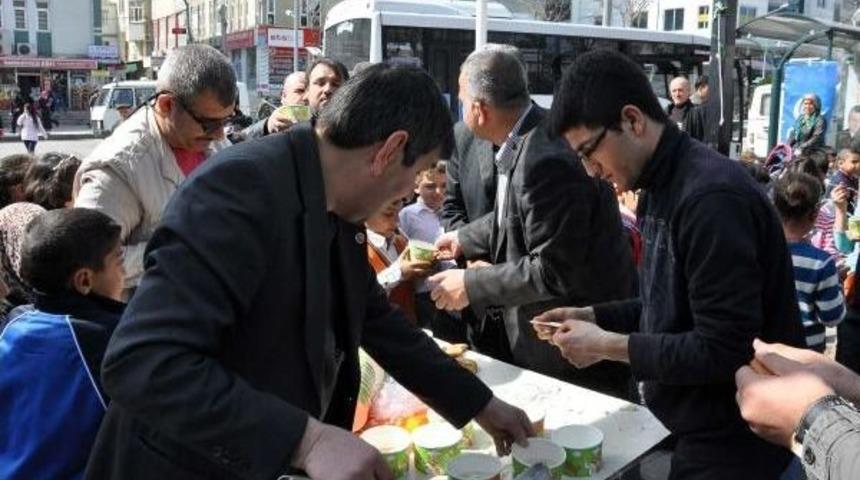Adıyaman&rsquo;Da Vatandaşlara Buğday &Ccedil;orbası Ve Ekmek Dağıtıldı
