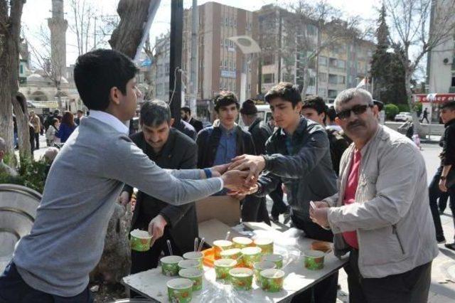 Adıyaman’Da Vatandaşlara Buğday Çorbası Ve Ekmek Dağıtıldı