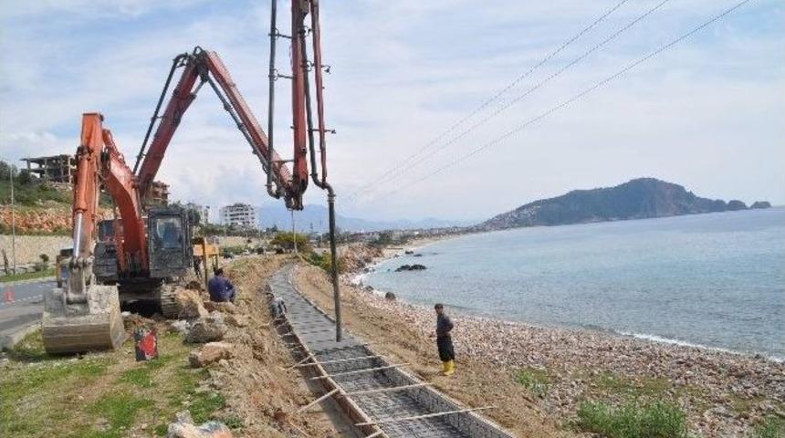 Alanya Dinek Sahil Şeridine İstinat Duvarı Yapılıyor