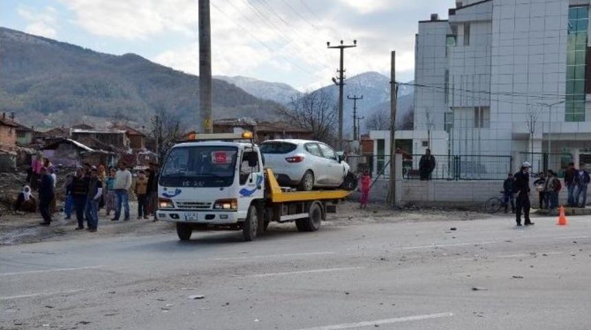 Kamyonet İle Otomobil &Ccedil;arpıştı: 1 Yaralı