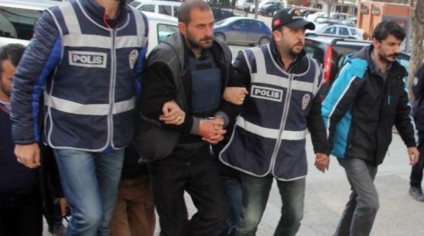 5 &Ccedil;ocuk Annesi Kadını Bı&ccedil;aklayarak &Ouml;ld&uuml;ren Zanlı Adliyeye Sevk Edildi