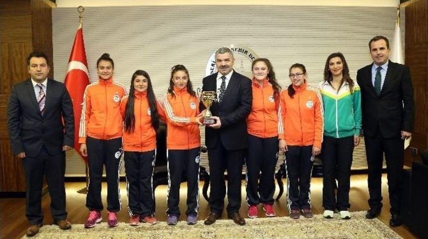 Kupa Başkan &Ccedil;elik&rsquo;e Takdim Edildi