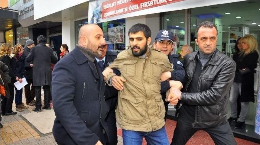 Ak Parti Binasına Attıkları Yumurta İş Yerine İsabet Eden &Ouml;ğrenciler G&ouml;zaltına Alındı