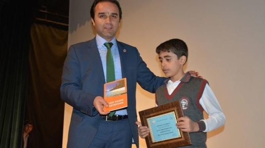 İlk Hikaye Kitabını Kaymakam Erkan&rsquo;a Hediye Etti