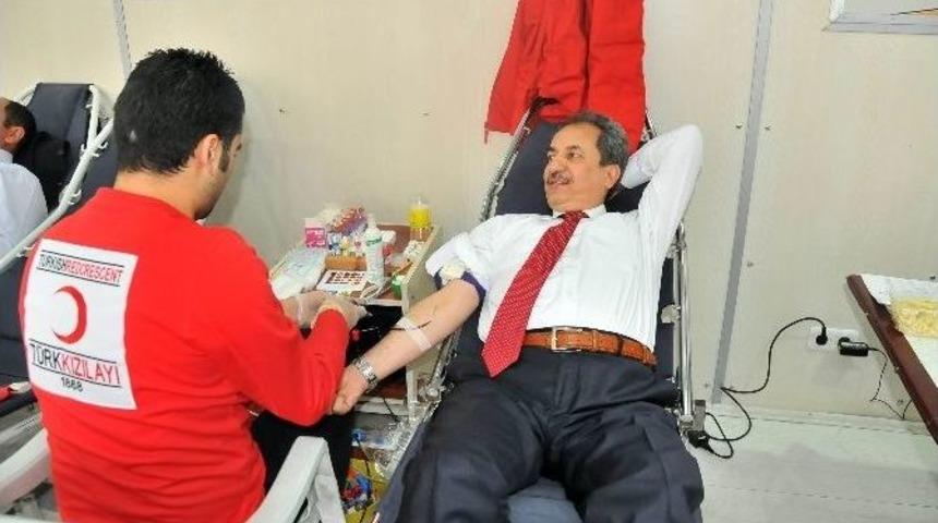 Başkan Akkaya Ve Belediye Personelinden Kan Bağışı