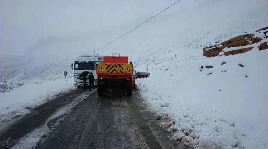 Kar Temizleme Aracı Devrildi: 1 Yaralı