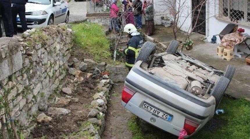 Otomobil Evin Bah&ccedil;esine Yuvarlandı: 1 Yaralı