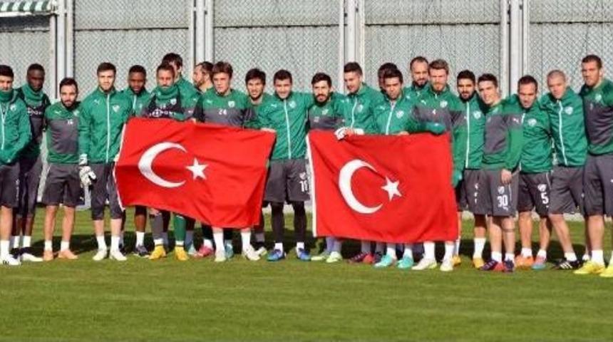 Bursasporlu Futbolcular, &Ccedil;anakkale Şehitlerini Unutmadı