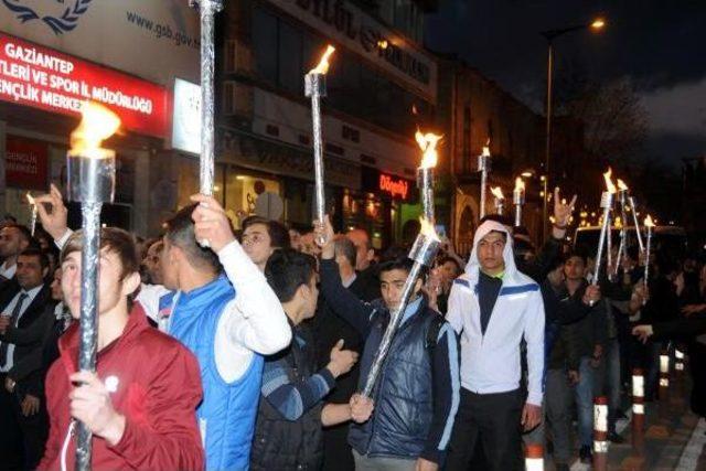 Gaziantep’Te, Ülkücülerden Mehter Eşliğinde Meşaleli Yürüyüş