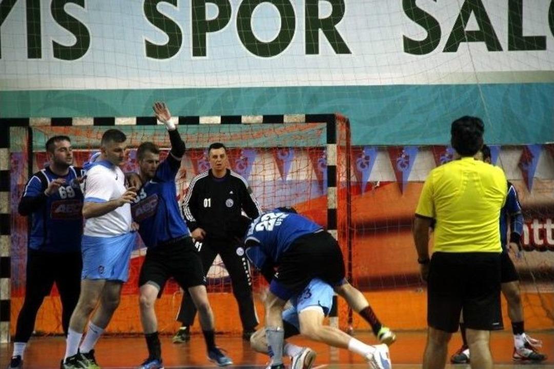 Trabzon&rsquo;daki Hentbol Ma&ccedil;ında Arbede Yaşandı