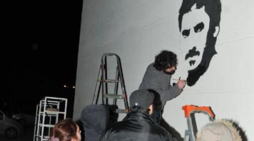 Kamp&uuml;se Ali İsmail Korkmaz'ın Portresi Yapıldı, Heykelinin Yanında Dilek Feneri U&ccedil;uruldu