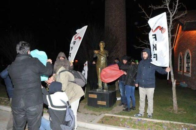 Kampüse Ali İsmail Korkmaz'ın Portresi Yapıldı, Heykelinin Yanında Dilek Feneri Uçuruldu