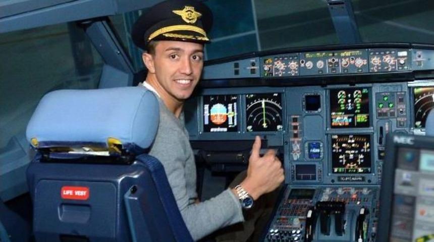 Galatasaray'ın Kalecisi Muslera, U&ccedil;uş Sim&uuml;lat&ouml;r&uuml; Kullandı