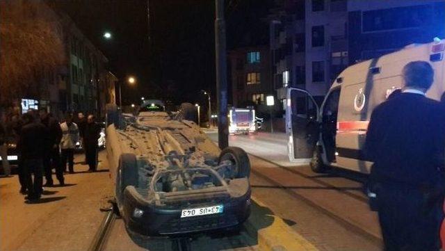 Takla Atan Otomobilin İçinden Sürücüyü Vatandaşlar Kurtardı