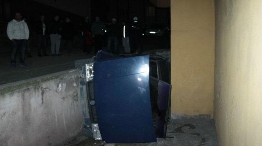 Freni Boşalan Otomobil Apartman Boşluğuna D&uuml;şt&uuml;