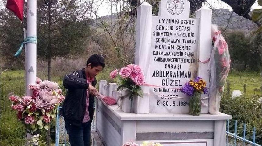 Ko&ccedil;arlılı &Ouml;ğrencilerden Şehidin Mezarına Anlamlı Ziyaret