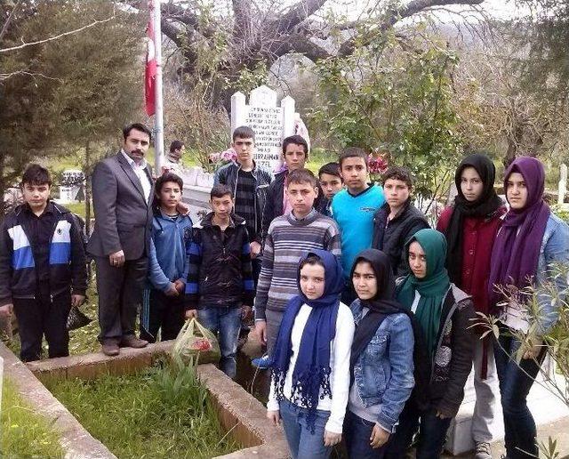 Koçarlılı Öğrencilerden Şehidin Mezarına Anlamlı Ziyaret
