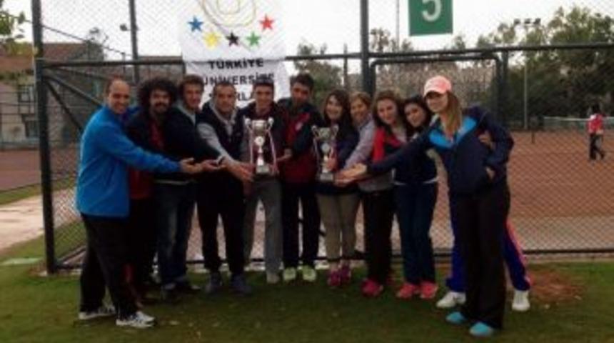 Ad&uuml; Bayan Ve Erkek Tenis Takımının Başarısı Sevindirdi